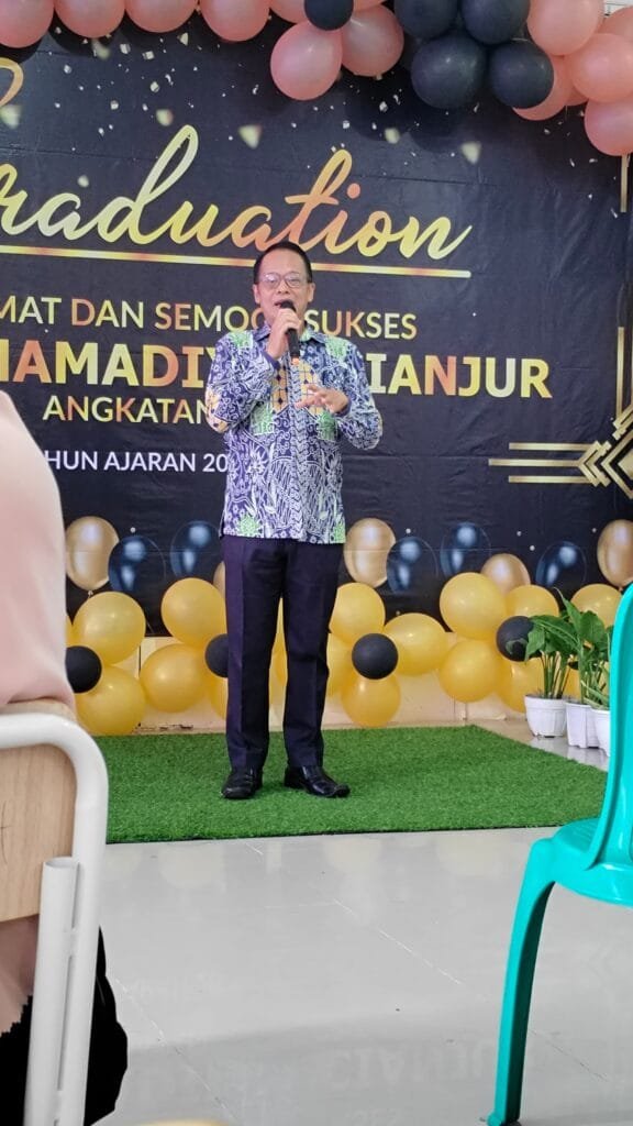 Mawar Merah, Sungkeman, dan Doa: Momen Tak Terlupa di Perpisahan SMP Muhammadiyah Cianjur 2 WhatsApp Image 2025 06 21 at 22.14.37 6a3c2c19 1