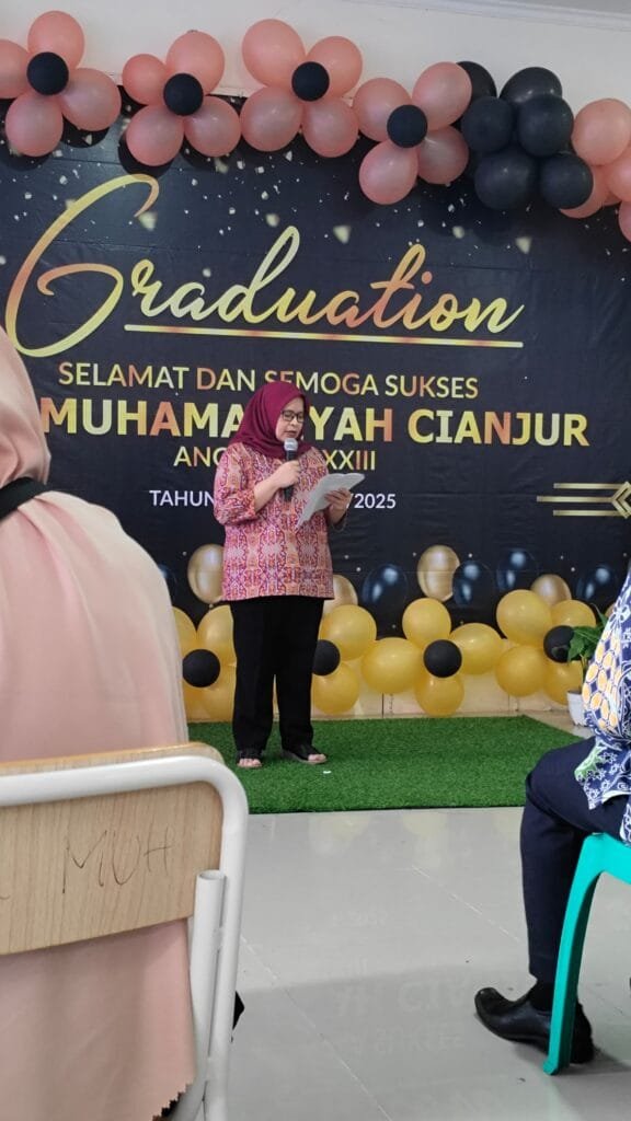 Mawar Merah, Sungkeman, dan Doa: Momen Tak Terlupa di Perpisahan SMP Muhammadiyah Cianjur 3 WhatsApp Image 2025 06 21 at 22.42.02 c11cb7a3