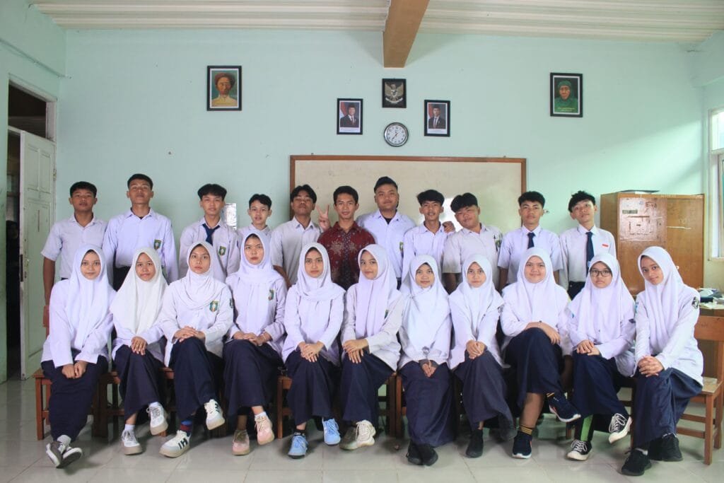 Mawar Merah, Sungkeman, dan Doa: Momen Tak Terlupa di Perpisahan SMP Muhammadiyah Cianjur 4 WhatsApp Image 2025 06 21 at 22.42.05 bfcaeb1d