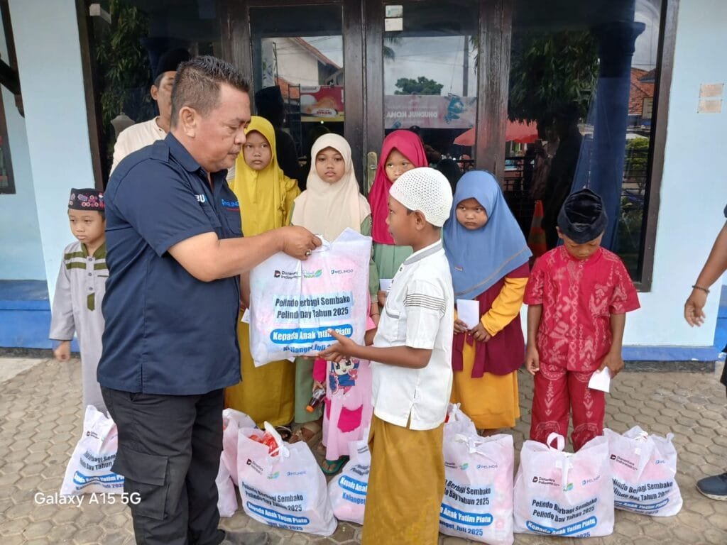 Momen Indah Pelindo Kalianget Bersama Yayasan Peduli Kasih TKBM Menyalurkan 100 Paket Sembako pada Anak Yatim dan Kaum Duafa di Dua Desa 2 WhatsApp Image 2025 06 30 at 09.32.11 04f94f0b 1