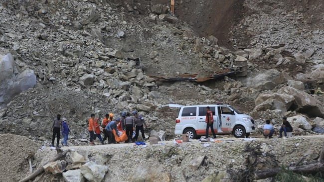 eevakuasi korban longsor galian c 1748605518133 169