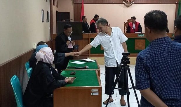 sidang vonis bambang tri mulyono di pn solo 169