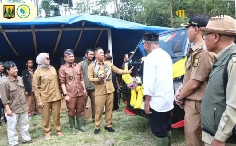 Wakil Bupati dan DPMD Dorong Kemandirian Petani Lewat Panen Raya Cabai di Cipeuteuy