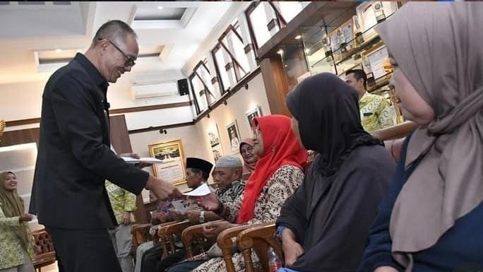 Wali Kota Sukabumi Serahkan Bansos untuk Lansia “Uang Rakyat Harus Kembali ke Rakyat” 1 WhatsApp Image 2025 07 03 at 21.48.50 8f040339