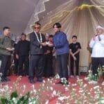Mopeling Disdukcapil Hadir di HUT ke-41 Desa Sukajaya, Bupati Serahkan Dokumen Kependudukan Langsung ke Warga. WhatsApp Image 2025 07 05 at 15.03.13 68b9580c