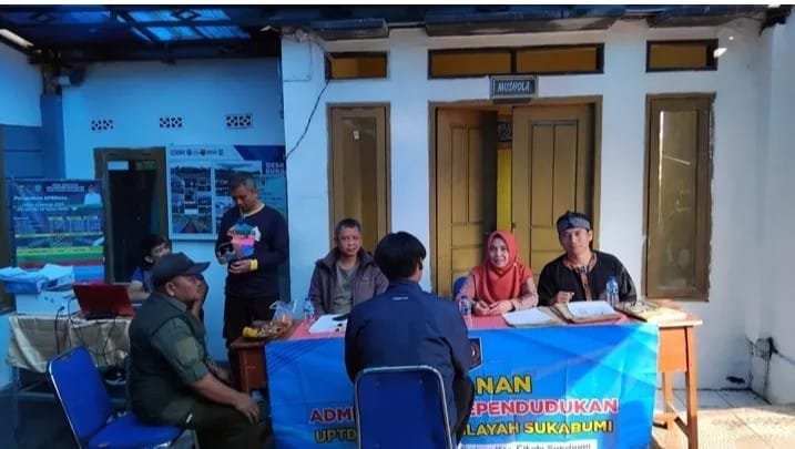 Mopeling Disdukcapil Hadir di HUT ke-41 Desa Sukajaya, Bupati Serahkan Dokumen Kependudukan Langsung ke Warga. 2 WhatsApp Image 2025 07 05 at 15.03.55 04b24b60