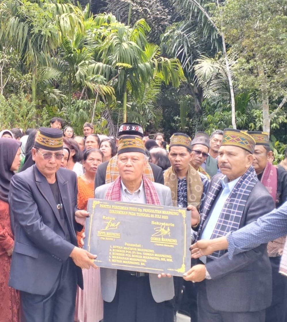 Ratusan Manusia Padati Desa Galanggang! Tugu Op. Pangolitan Marpaung Diresmikan Megah, Ratusan Keturunan Hadir dari Seluruh Nusantara 1 WhatsApp Image 2025 07 13 at 07.06.13 36cf7b9e