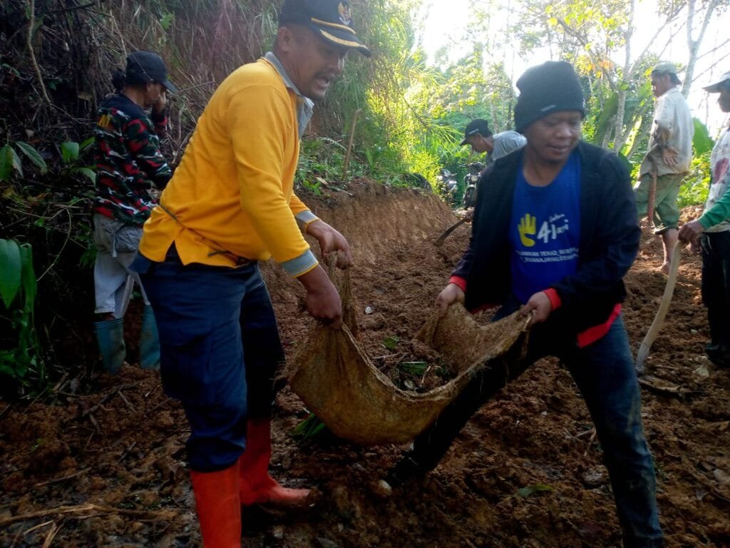 Pemdes Buanajaya Laksanakan Penanggulangan Tanah Longsor 2 WhatsApp Image 2025 07 15 at 19.44.30 016022f1