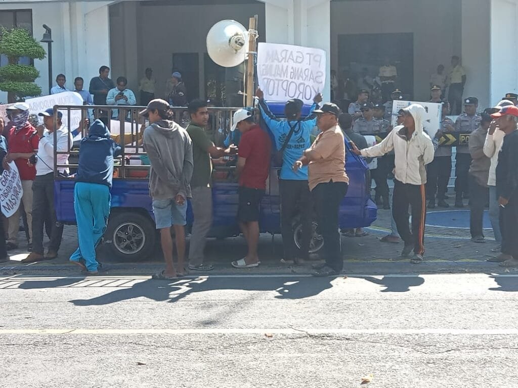 PT Garam (Persero) Kalianget Kembali Didemo Masyarakat yang Tergabung dalam Yayasan Tanah Leluhur (YTL) Terkait Konflik Lahan Blok 106 dan 107 2 WhatsApp Image 2025 07 21 at 20.14.17 900e5668 1