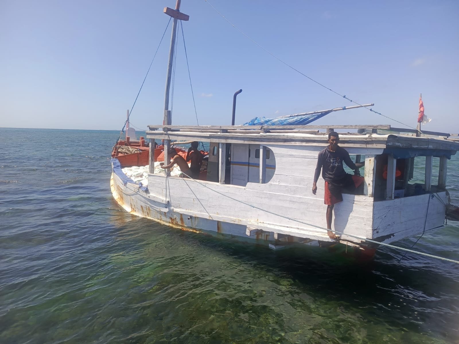 Kapal Pengangkut Beras Bulog Kandas di Perairan Pulau Raas, Seluruh ABK Selamat 1 WhatsApp Image 2025 07 30 at 16.55.08 cd10ba4c