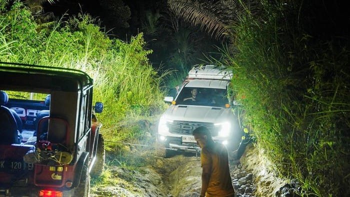 mobil yang dikemudian kontraktor kir dirut pt dng menarik mobil bobby nasution saat meninjau jalan rusak yang menjerat kadis p 1751263506561 169