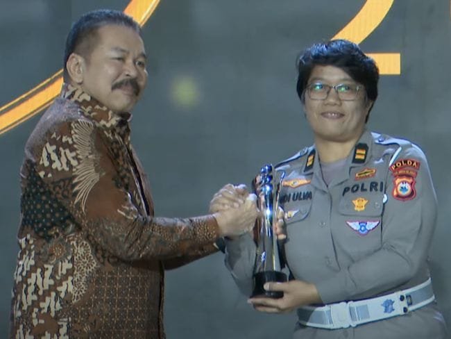 Iptu Ulva Baso Raih Hoegeng Awards 2025 Lewat Inovasi “Meja Tanpa Laci”: Bukan Sekadar Slogan 1 penerima hoegeng awards 2025 kategori polisi inovatif iptu andi sriulva baso 1752673608636 43