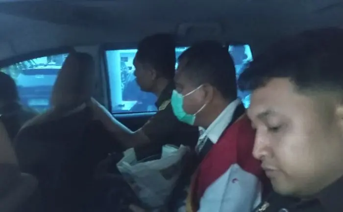 usai diserahkan ke kejaksaan kadis perhubungan julham situmorang resmi ditahan 2025 07 28 19 36 37 2699