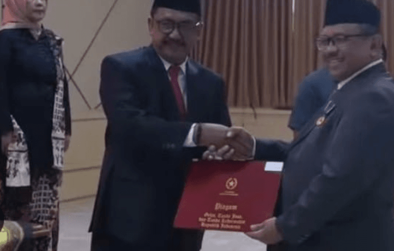 80 PNS Sukabumi Terima Satyalancana Karya Satya, Bupati Asep Japar Tekankan Loyalitas dan Reformasi Birokrasi 1 Screenshot 2025 08 16 072111