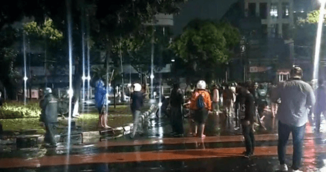 Massa Ojol Kepung Mako Brimob Kwitang Usai Rekannya Tewas Dilindas Rantis, Kapolri dan Kapolda Metro Minta Maaf 1 Screenshot 2025 08 29 073955