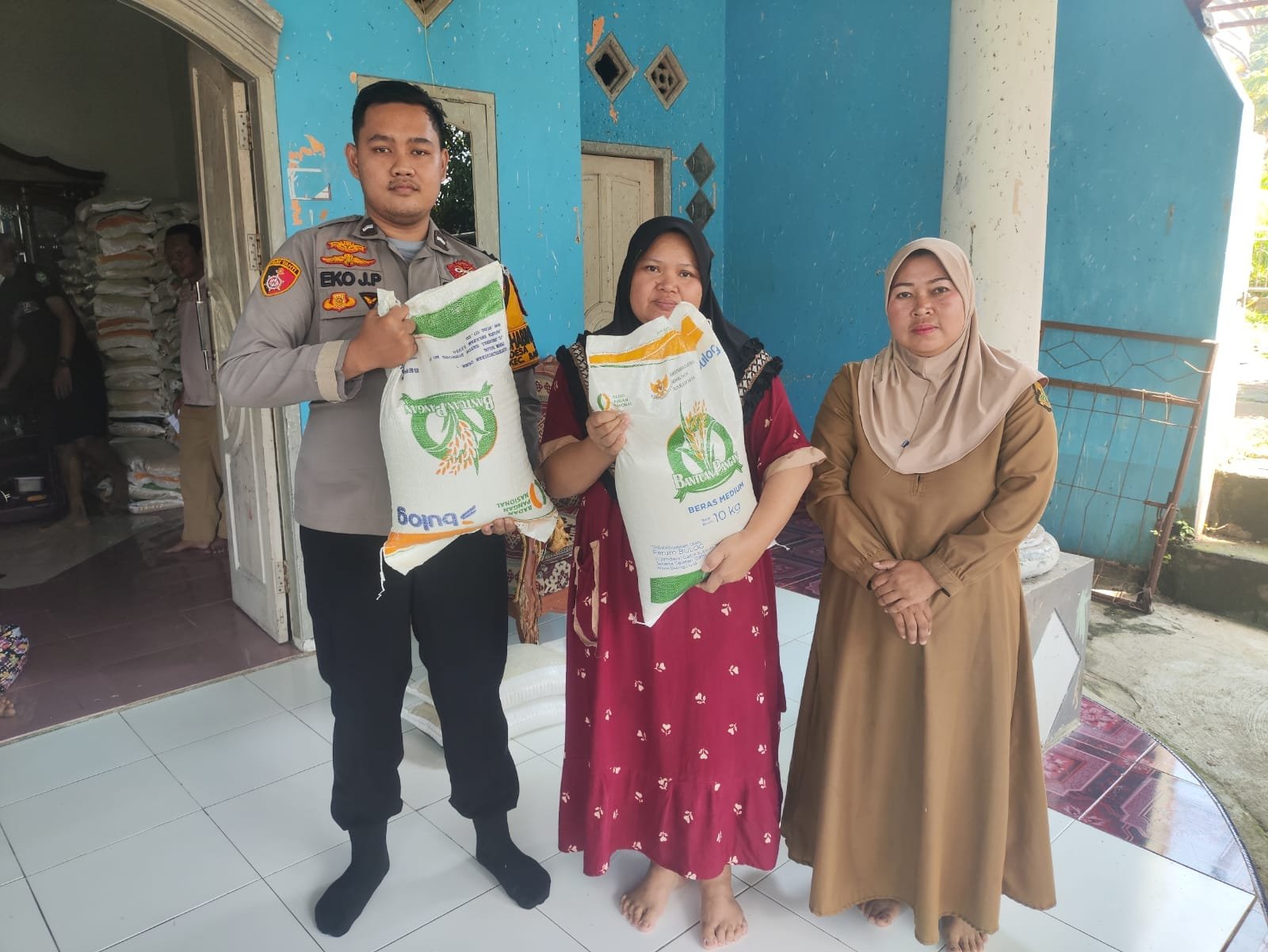 Desa Buanajaya Salurkan Bantuan Beras 20 Kg kepada 520 KPM untuk Dua Bulan 1 WhatsApp Image 2025 08 05 at 13.36.18 3a75117a