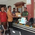 Warga Pasongsongan Mendatangi Kantor Pengadilan Negeri Sumenep Memberikan Dorongan Moral Terhadap Terdakwa Kamsi Dengan Membawa Dokumen Petisi. WhatsApp Image 2025 08 06 at 06.10.42 29f8d4a4