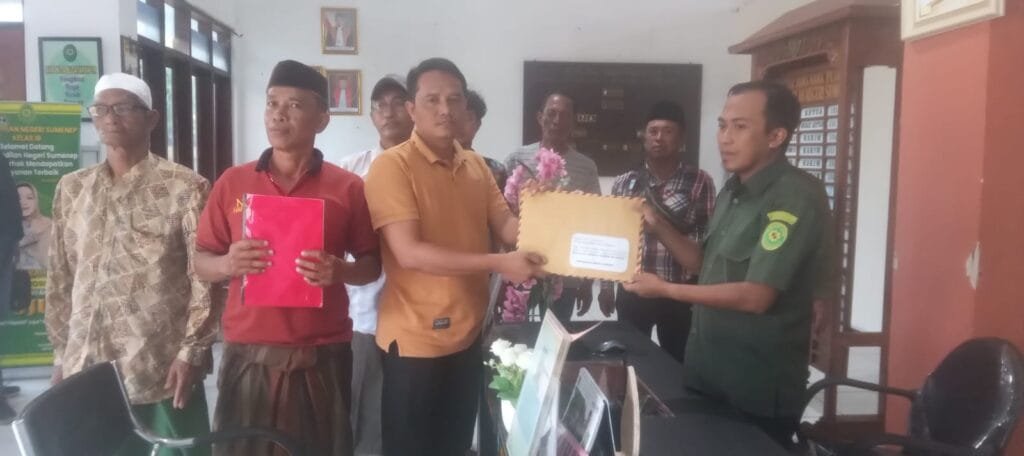 Warga Pasongsongan Mendatangi Kantor Pengadilan Negeri Sumenep Memberikan Dorongan Moral Terhadap Terdakwa Kamsi Dengan Membawa Dokumen Petisi. 2 WhatsApp Image 2025 08 06 at 06.10.43 aa921d74