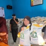 Pemdes Sirnajaya Salurkan 20 Kg Beras untuk 310 KPM, Pastikan Bantuan Tepat Sasaran WhatsApp Image 2025 08 09 at 17.00.16 7b922334