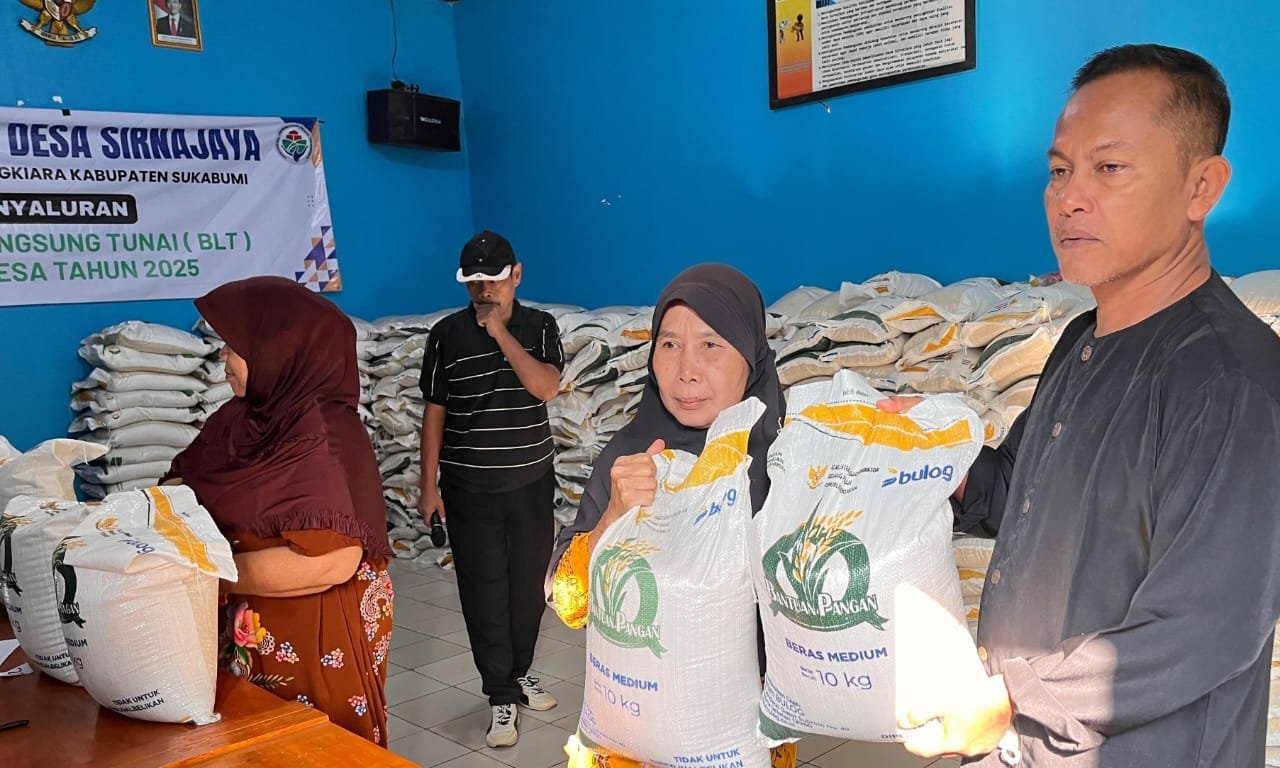 Pemdes Sirnajaya Salurkan 20 Kg Beras untuk 310 KPM, Pastikan Bantuan Tepat Sasaran 1 WhatsApp Image 2025 08 09 at 17.00.16 7b922334