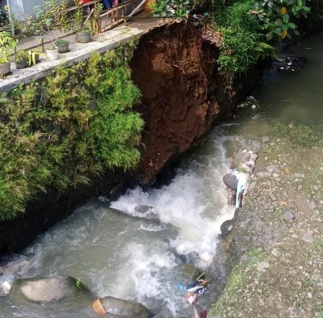 Jalan Poros Terancam Putus Akibat Longsor di Kelurahan Benteng, Warga Desak Pemerintah Segera Bertindak 2 WhatsApp Image 2025 08 10 at 20.41.21 bd8e6a42