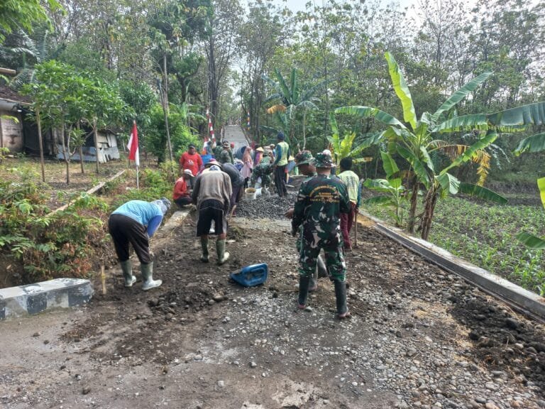 TNI dan Warga Kebut Pembangunan Jalan Desa Sarimulyo, TMMD Boyolali Target Rampung Sebelum 21 Agustus.