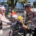 Polisi Sukabumi Bagikan Buket Bunga di Detik-Detik Proklamasi: Simbol Cinta Tanah Air di Jalanan WhatsApp Image 2025 08 19 at 11.40.21 bca3b19b