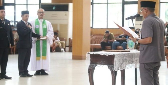 Bupati Belitung Lantik Sejumlah Pejabat Eselon II, Tegaskan Komitmen Antikorupsi 1 WhatsApp Image 2025 08 23 at 18.03.32 9fef39c9