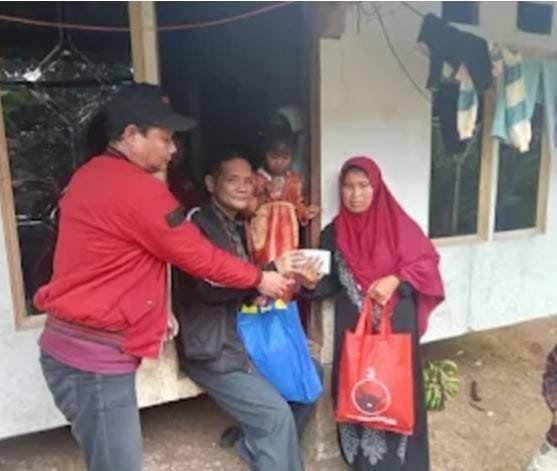Prihatin Kasus Balita Meninggal karena Cacingan, Anggota DPRD Yudi Suryadikrama Tinjau Lokasi dan Dorong Pendataan Warga Miskin 3 WhatsApp Image 2025 08 23 at 22.44.10 6deeb167