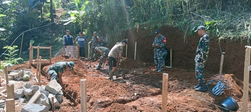 Koramil Kalapanunggal Bangun Rumah Layak Huni untuk Keluarga Almarhum Siti Raya di Cianaga 2 WhatsApp Image 2025 08 26 at 12.08.50 608aa16b