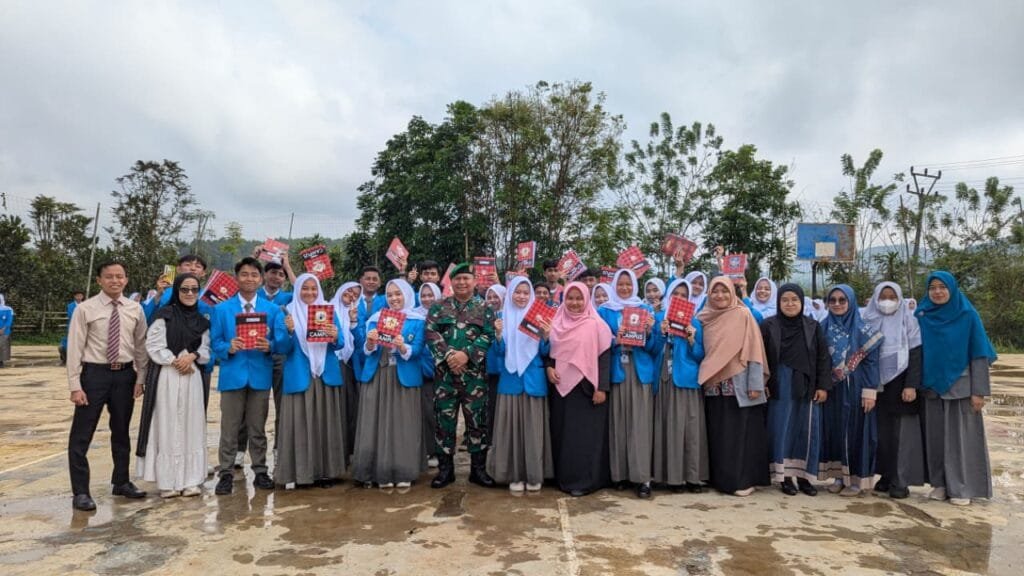 Tumbuhkan Disiplin Sejak Dini, Peltu Kosasih Danposramil Purabaya memberikan Motivasi. 2 WhatsApp Image 2025 09 01 at 14.27.32 abe74acf