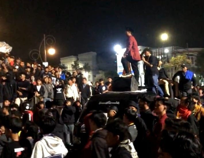 Aksi Damai Berujung Ricuh, Ratusan Massa Gerakan Amarah Rakyat Kepung DPRD Kota Sukabumi. 3 WhatsApp Image 2025 09 02 at 08.01.50 c8da4cfe