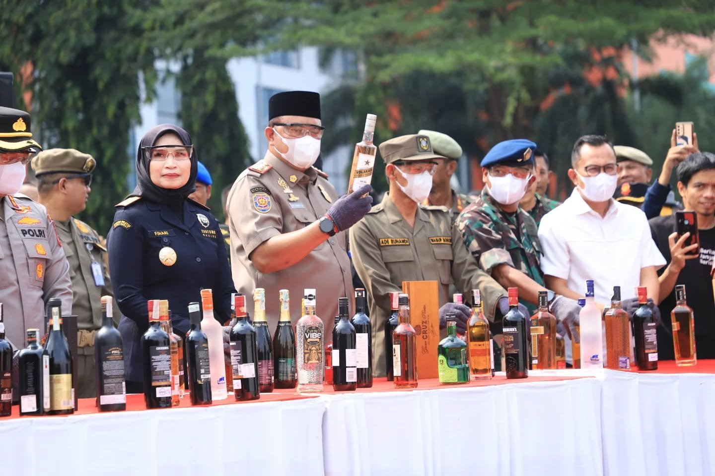 Pemkab Bogor dan Bea Cukai Jawa Barat Musnahkan 1,8 Juta Batang Rokok Ilegal, Selamatkan Potensi Kerugian Negara Rp1,4 Miliar 5 567439417 18418306003112717 6692361276826147418 n