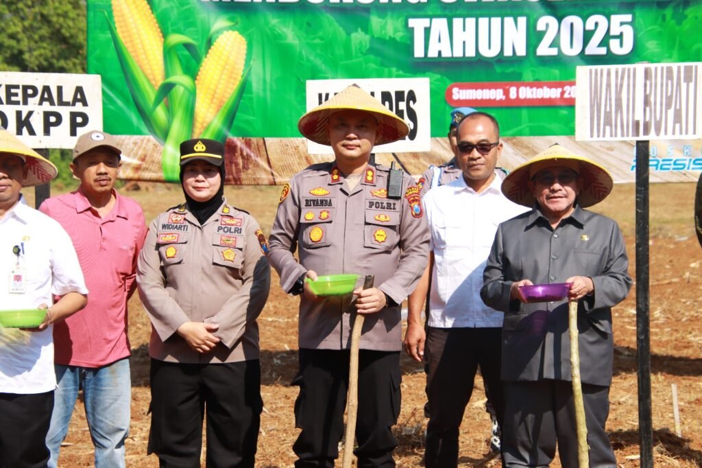 Dukung Swasembada Pangan 2025, Kapolres Sumenep Bersama Forpimda Tanam Jagung Serentak Kuartal IV 2 WhatsApp Image 2025 10 08 at 19.27.31