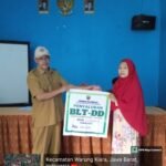 Pemdes Sirnajaya Salurkan BLT Dana Desa untuk 40 Keluarga Penerima Manfaat Tahun 2025 WhatsApp Image 2025 10 14 at 13.39.27 f42c11bf