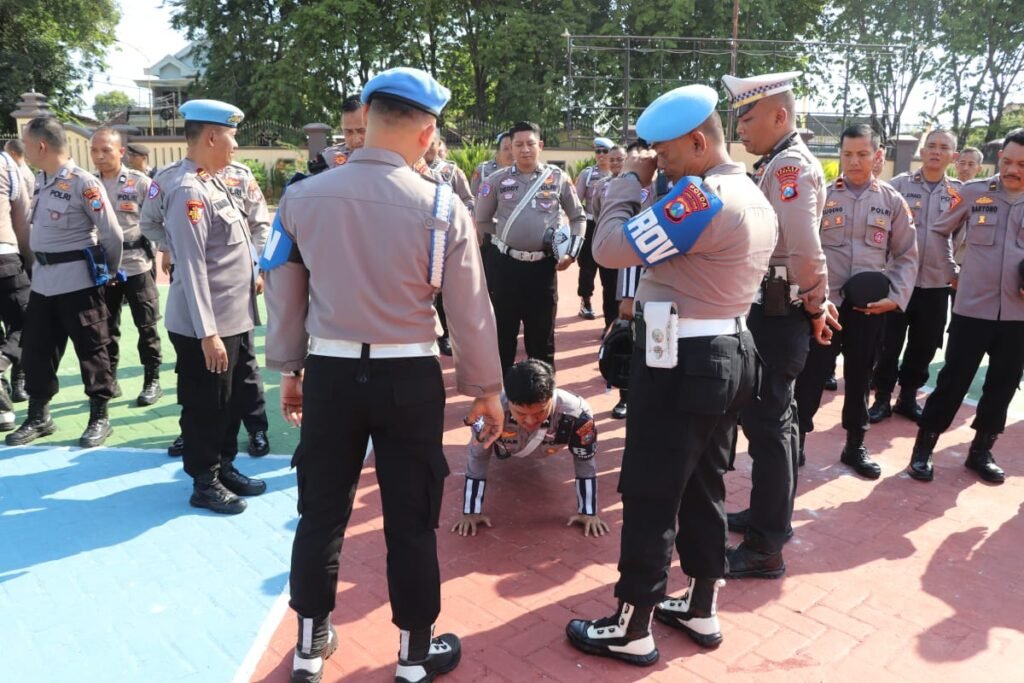 Tim Gaktiblin Bidpropam Polda Jatim Mitigasi Cek Kelengkapan Personil Polres Sumenep 3 WhatsApp Image 2025 10 15 at 20.28.46
