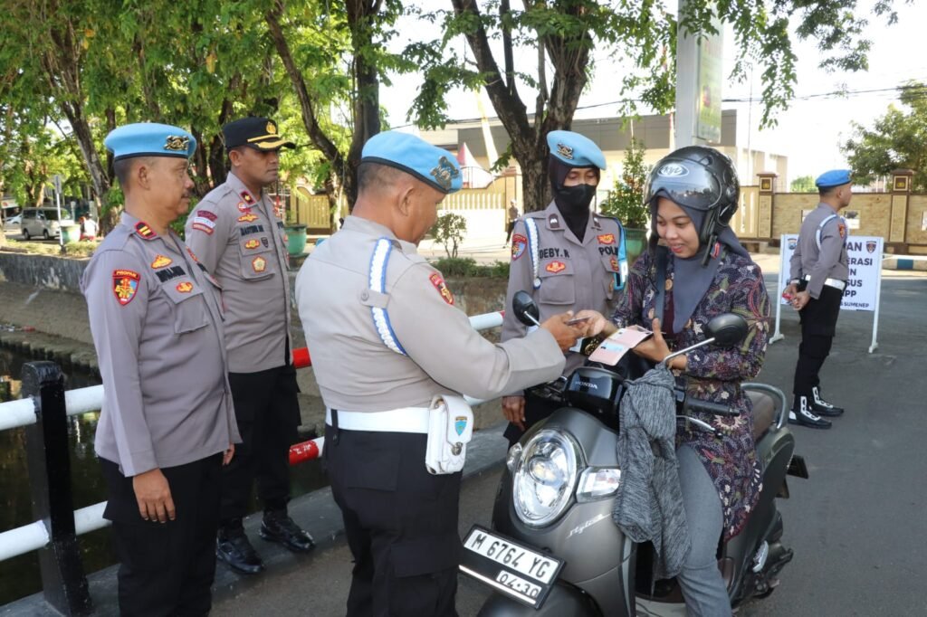 Tim Gaktiblin Bidpropam Polda Jatim Mitigasi Cek Kelengkapan Personil Polres Sumenep 2 WhatsApp Image 2025 10 15 at 20.28.47