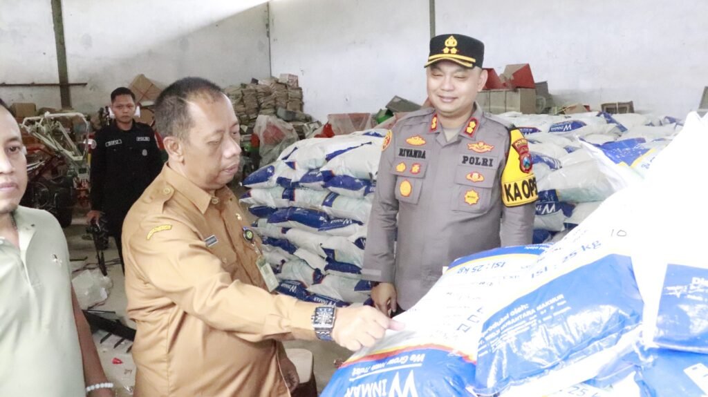 Dukung Program Asta Cita, Kapolres Sumenep Salurkan Bantuan 67,710 Ton Benih Jagung Secara Simbolis kepada Kelompok Tani 2 WhatsApp Image 2025 10 27 at 14.03.23 1