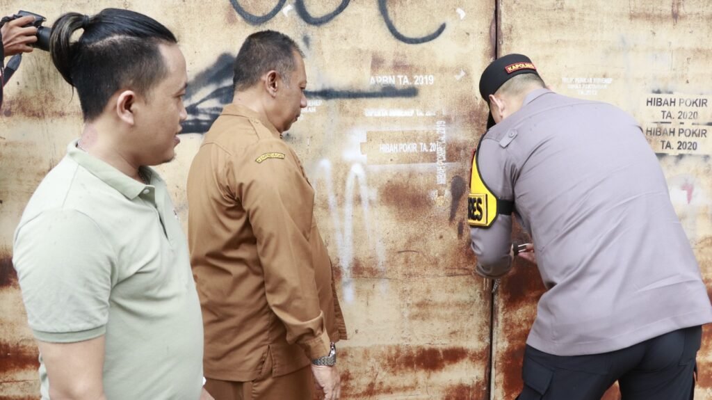 Dukung Program Asta Cita, Kapolres Sumenep Salurkan Bantuan 67,710 Ton Benih Jagung Secara Simbolis kepada Kelompok Tani 3 WhatsApp Image 2025 10 27 at 14.03.23
