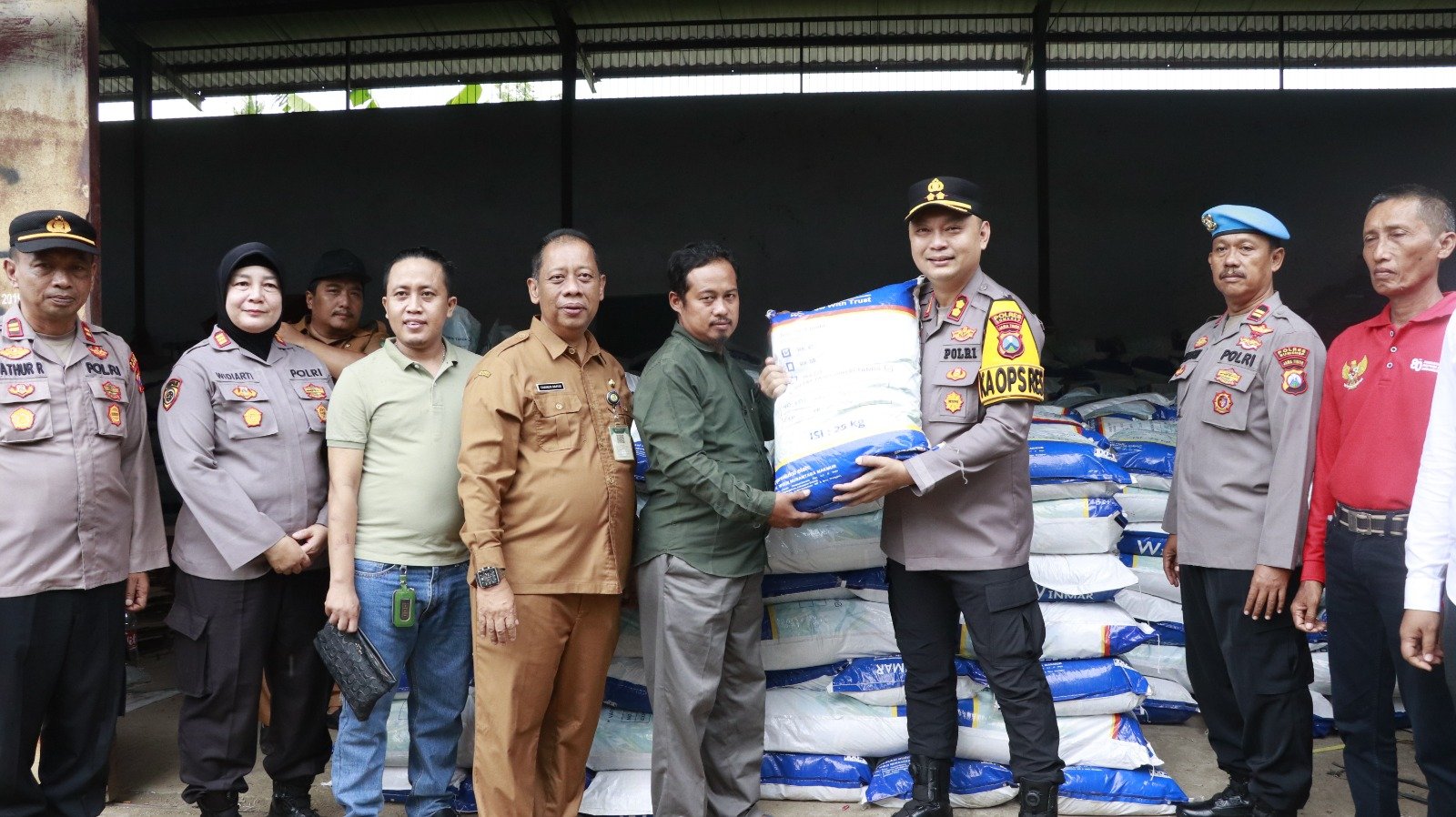 Dukung Program Asta Cita, Kapolres Sumenep Salurkan Bantuan 67,710 Ton Benih Jagung Secara Simbolis kepada Kelompok Tani 2 WhatsApp Image 2025 10 27 at 14.03.24