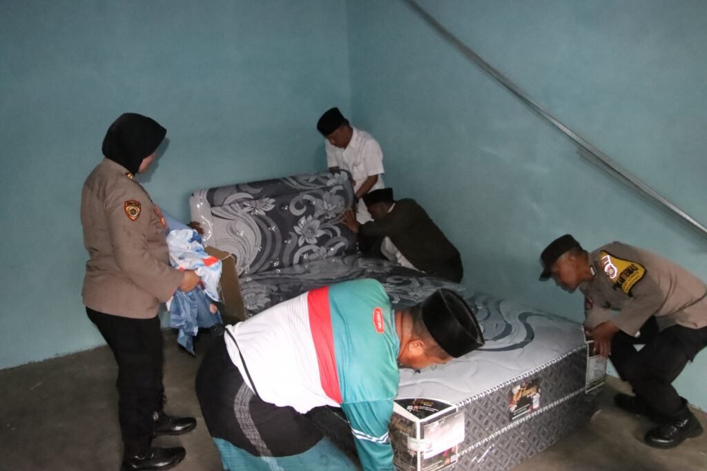 Dengan Rasa Kepedulian Kapolres Sumenep Wujudkan Rumah Layak Huni Untuk Warga Kurang Mampu 2 WhatsApp Image 2025 10 29 at 18.19.13