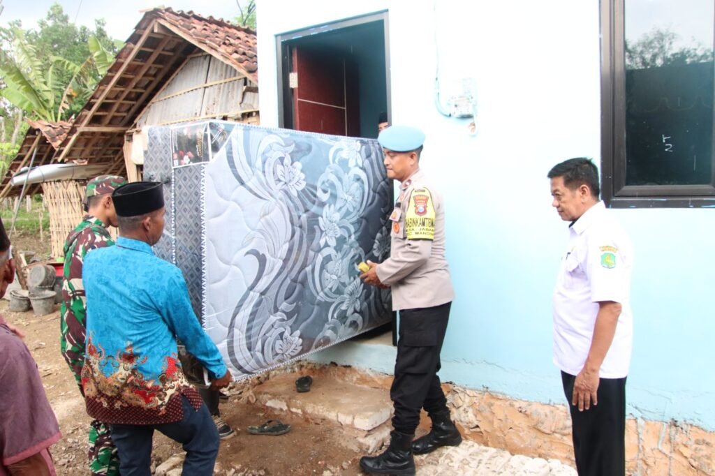 Dengan Rasa Kepedulian Kapolres Sumenep Wujudkan Rumah Layak Huni Untuk Warga Kurang Mampu 3 WhatsApp Image 2025 10 29 at 18.19.14