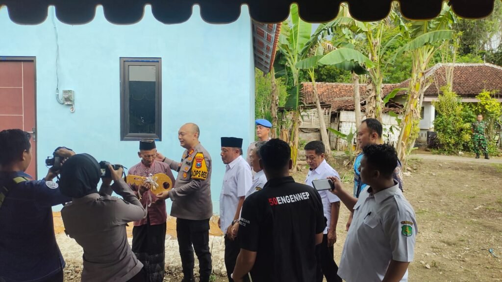 Dengan Rasa Kepedulian Kapolres Sumenep Wujudkan Rumah Layak Huni Untuk Warga Kurang Mampu 4 WhatsApp Image 2025 10 29 at 18.19.14 2