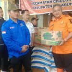 PWI Peduli dan Perhutani Salurkan Bantuan untuk Korban Banjir dan Longsor di Cisolok Sukabumi WhatsApp Image 2025 10 29 at 20.38.24 1