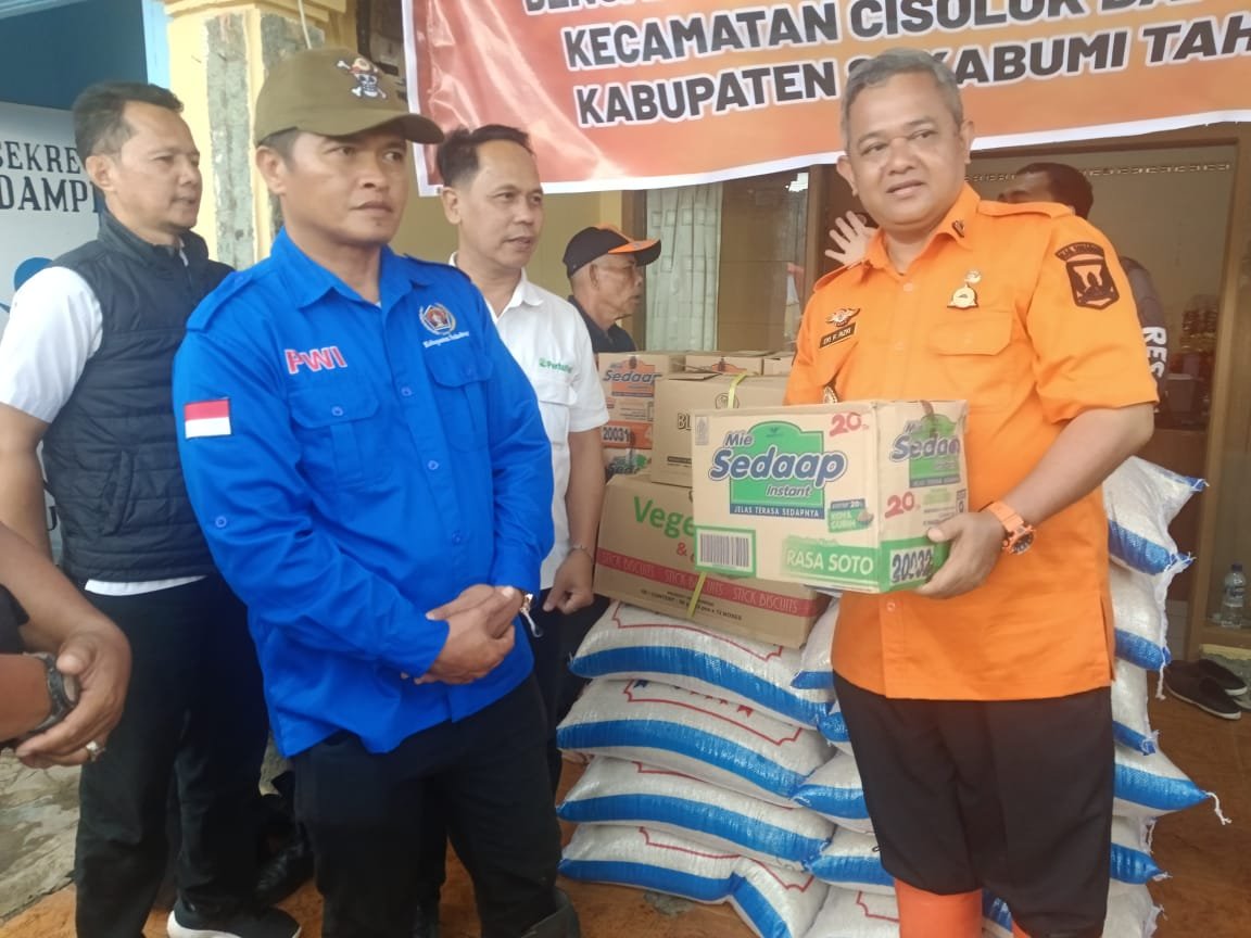 PWI Peduli dan Perhutani Salurkan Bantuan untuk Korban Banjir dan Longsor di Cisolok Sukabumi 2 WhatsApp Image 2025 10 29 at 20.38.24 1