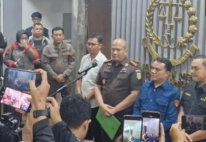 Kejari Kota Bandung Selidiki Dugaan Korupsi Penyalahgunaan Wewenang di Pemkot Bandung, Wakil Wali Kota Erwin Diperiksa 2 WhatsApp Image 2025 10 31 at 09.17.34