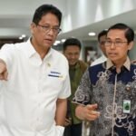 Menkeu Purbaya Sidak Bea Cukai Soetta, Temukan Puluhan HP Ilegal Tak Terdaftar IMEI menkeu purbaya didampingi oleh kepala bea cukai soetta gatot sugeng wibowo dan kepala imigrasi soekarno hatta galih priya kart 1759750678176 169