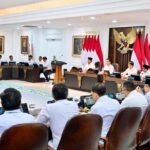 Kemendikdasmen Raih Peringkat Tertinggi: IndoStrategi Umumkan 10 Kementerian dengan Kinerja Terbaik di Tahun Pertama Kabinet Prabowo–Gibran presiden prabowo subianto menggelar sidang kabinet rabu 682025 1754475097348 169