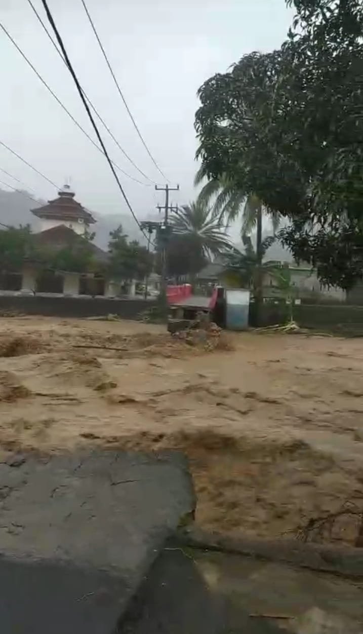 Gubernur Dedi Mulyadi Soroti Pembukaan Lahan di Hulu, Sebut Bencana Sukabumi Akibat Alam yang “Akut Rusak” 2 WhatsApp Image 2025 11 01 at 12.44.16 1