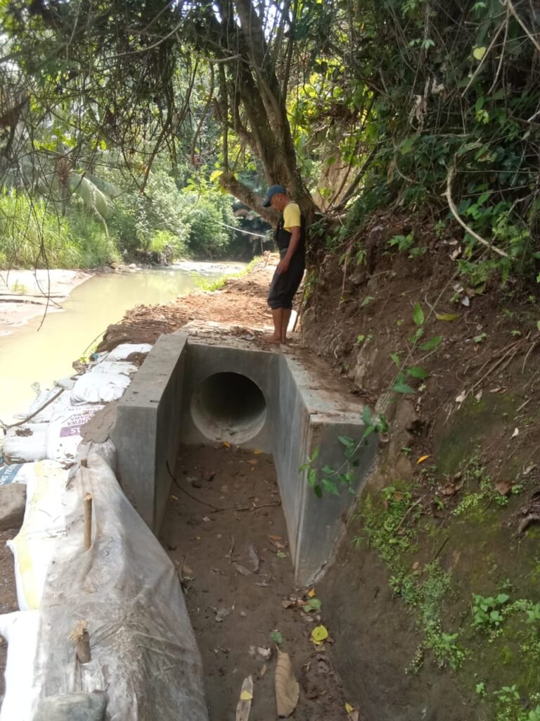 Gapoktan Bina Usaha Realisasikan Kegiatan Pembuatan Irigasi Vipahnisasi Tanah 2 Tahun 2025 2 WhatsApp Image 2025 11 01 at 13.04.23